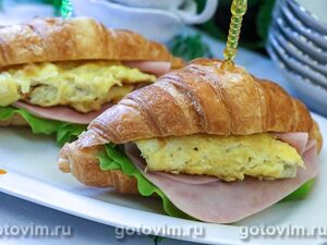 Круассан-сэндвич с ветчиной и яичницей