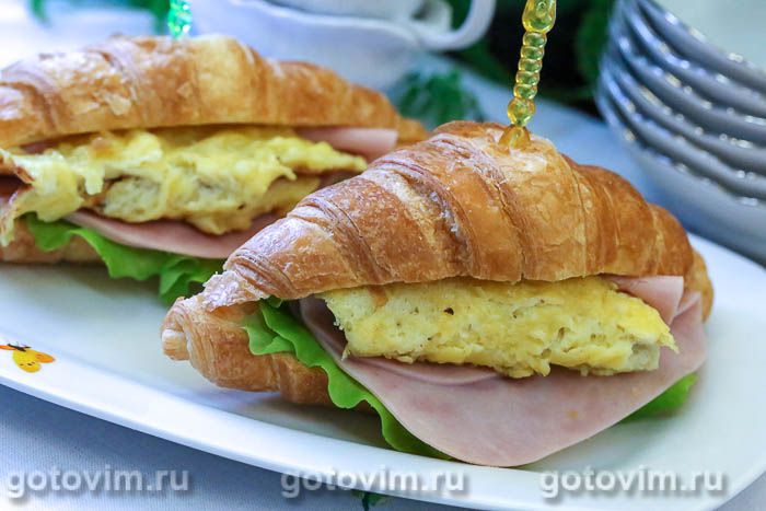 Круассан-сэндвич с ветчиной и яичницей. Фотография рецепта