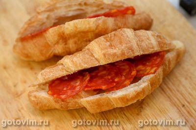 Круассан-сэндвич с чоризо и сыром, Шаг 03
