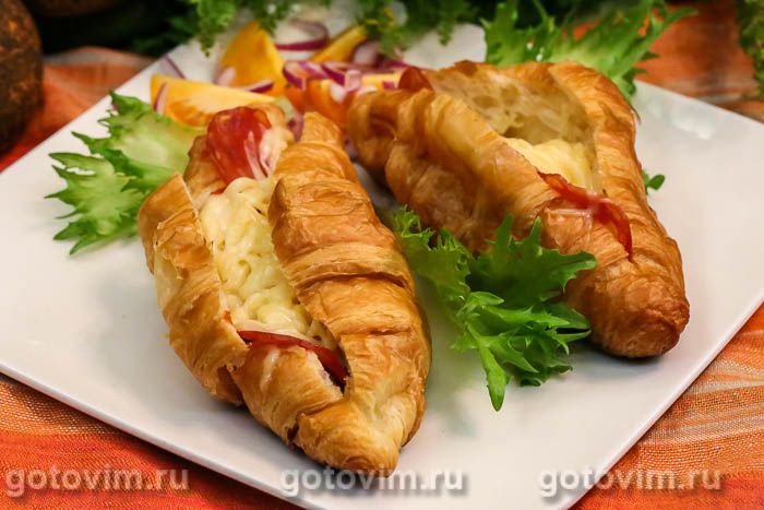 Круассан-сэндвич с чоризо и сыром. Фотография рецепта