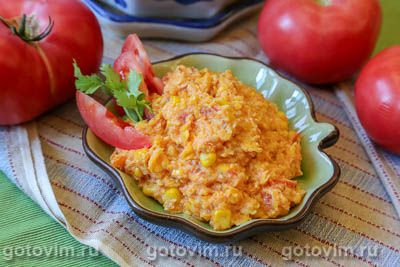 Каша из свежей кукурузы с помидорами и яйцом