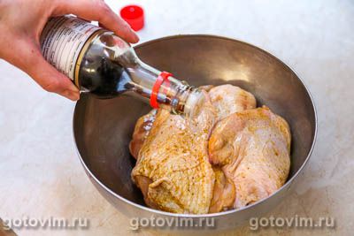 Куриные бедра на сковороде с рисом и зеленым горошком, Шаг 01