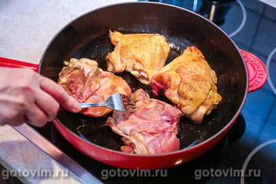 Куриные бедра на сковороде с рисом и зеленым горошком, Шаг 02