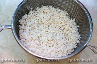 Куриные бедра на сковороде с рисом и зеленым горошком, Шаг 03