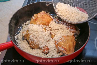 Куриные бедра на сковороде с рисом и зеленым горошком, Шаг 04