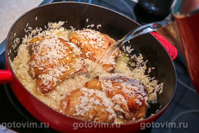 Куриные бедра на сковороде с рисом и зеленым горошком, Шаг 05