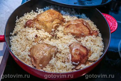 Куриные бедра на сковороде с рисом и зеленым горошком, Шаг 06