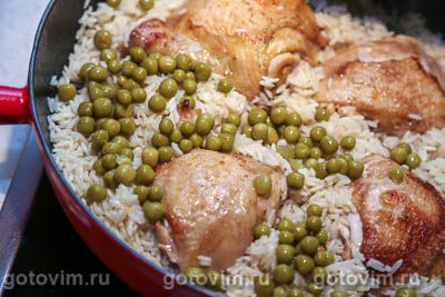 Куриные бедра на сковороде с рисом и зеленым горошком, Шаг 07