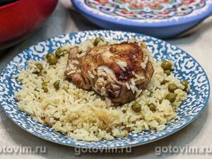 Куриные бедра на сковороде с рисом и зеленым горошком