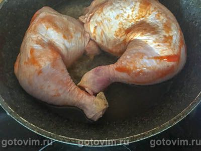 Куриные бедра на сковороде с соусом лютеницей по-болгарски, Шаг 03