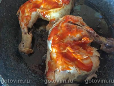 Куриные бедра на сковороде с соусом лютеницей по-болгарски, Шаг 04