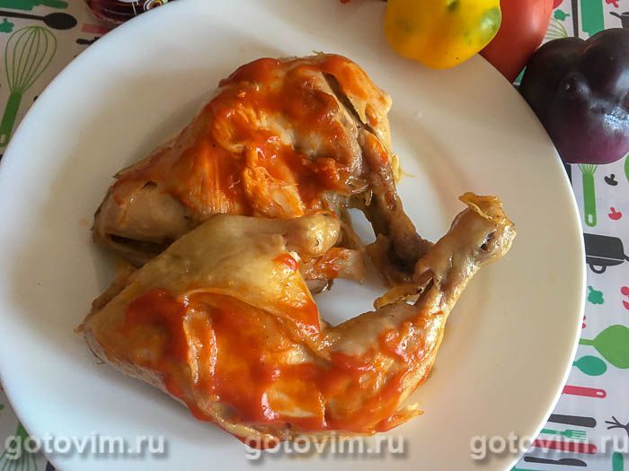 Куриные бедра на сковороде с соусом лютеницей по-болгарски. Фотография рецепта