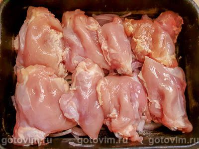  Куриные бедра, запеченные в сливочном соусе с помидорами и сыром моцарелла, Шаг 03