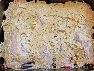  Куриные бедра, запеченные в сливочном соусе с помидорами и сыром моцарелла, Шаг 04