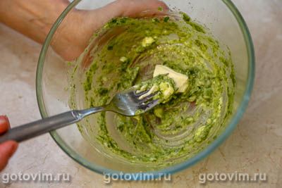 Куриные бедра в духовке, запеченные с зеленым маслом с базиликом, Шаг 02