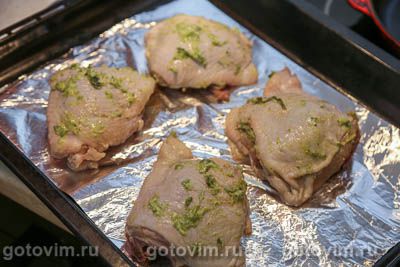 Куриные бедра в духовке, запеченные с зеленым маслом с базиликом, Шаг 04
