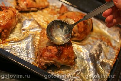 Куриные бедра в духовке, запеченные с зеленым маслом с базиликом, Шаг 05