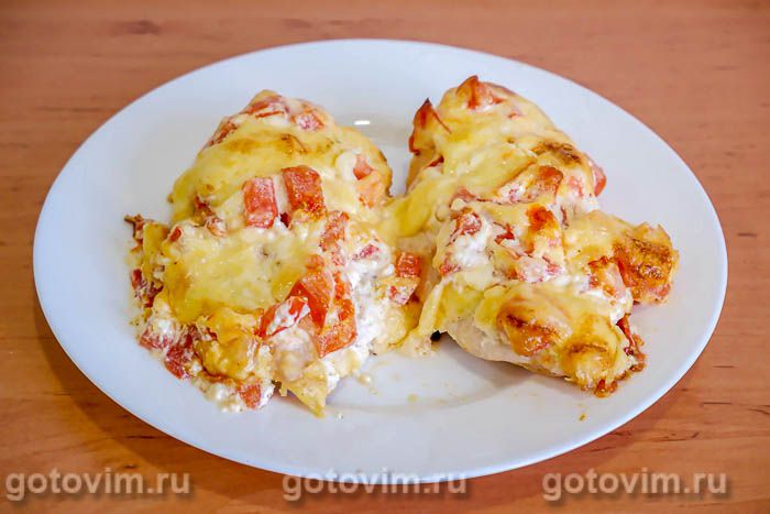 Куриная грудка, запечённая с помидорами под сыром. Фотография рецепта