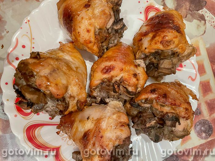 Фаршированные куриные голени с грибами в духовке. Фотография рецепта