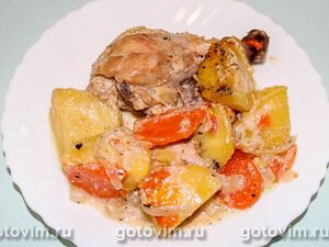 Куриные голени с овощами, запеченные в сметанном соусе