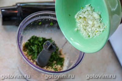 Куриные грудки на сковороде гриль, запеченные с орехово-чесночным соусом, Шаг 05