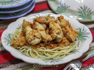 Куриные крылья в с морковью в сметаной на сковороде