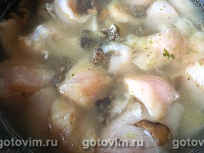Тушеное куриное филе с лесными грибами и зеленой аджикой, Шаг 04