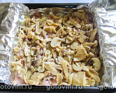 Куриная грудка в духовке с сыром, грибами и помидорами, Шаг 04