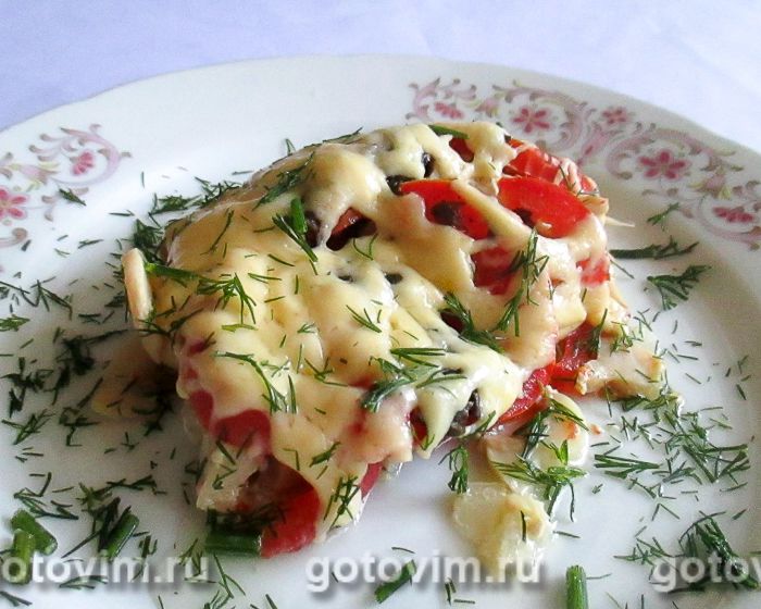 Куриная грудка в духовке с сыром, грибами и помидорами. Фотография рецепта
