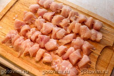 Куриные шашлычки в духовке, маринованные в соусе из майонеза и кетчупа, Шаг 07
