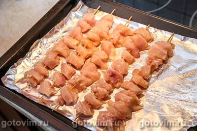 Куриные шашлычки в духовке, маринованные в соусе из майонеза и кетчупа, Шаг 08