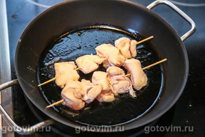 Куриные шашлычки на шпажках, жаренные в соевом соусе с паприкой, Шаг 04