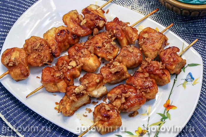 Куриные шашлычки на шпажках, жаренные в соевом соусе с паприкой. Фотография рецепта