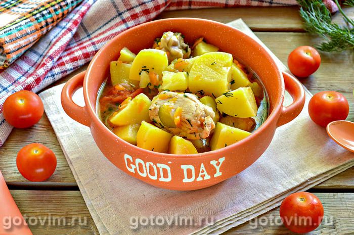 Тушеная картошка с курицей и маринованными огурцами. Фотография рецепта