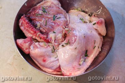 Курица в духовке, запеченная с хлебом, луком, чесноком и розмарином, Шаг 03