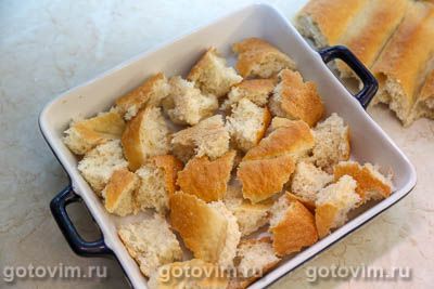 Курица в духовке, запеченная с хлебом, луком, чесноком и розмарином, Шаг 04