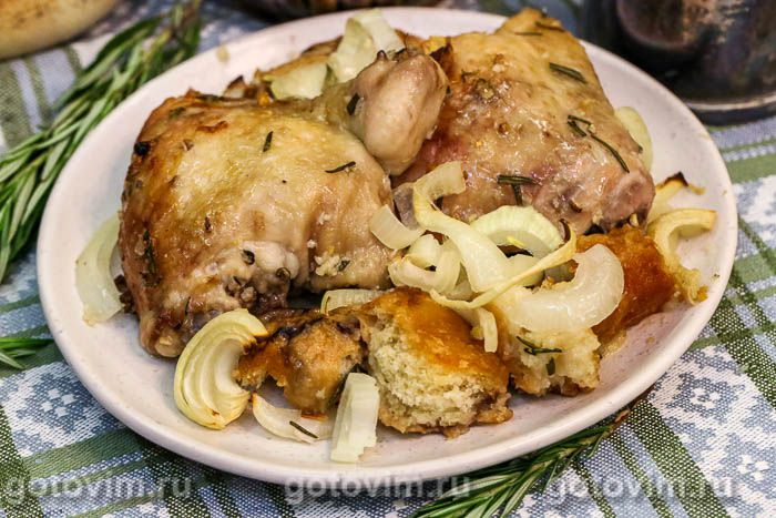 Курица в духовке, запеченная с хлебом, луком, чесноком и розмарином. Фотография рецепта