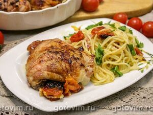 Куриные бедра, запеченные с беконом, помидорами и сыром моцарелла