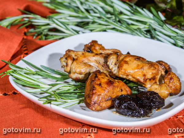 Курица с розмарином и черносливом. Фотография рецепта