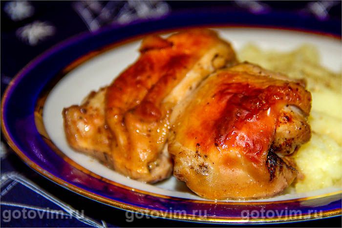 Куриные бедра, запеченные в фольге с соевым соусом, аджикой и медом. Фотография рецепта