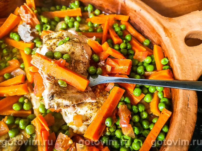 Курица с картошкой и морковкой в духовке