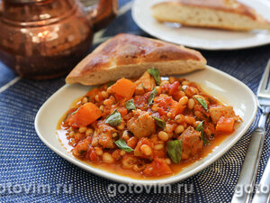 Курица в пряном томатном соусе с белой фасолью и тыквой по-мароккански