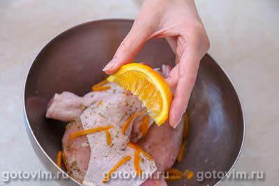 Куриные бедра с апельсином, медом и розмарином в духовке, Шаг 05