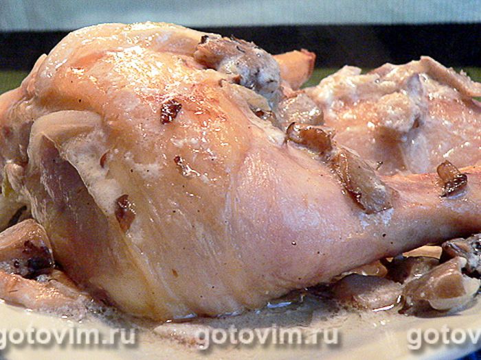 Куриные окорочка в духовке с грибным соусом. Фотография рецепта