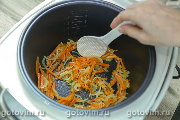 Поджарка из куриной печени с копчёными колбасками в мультиварке, Шаг 04
