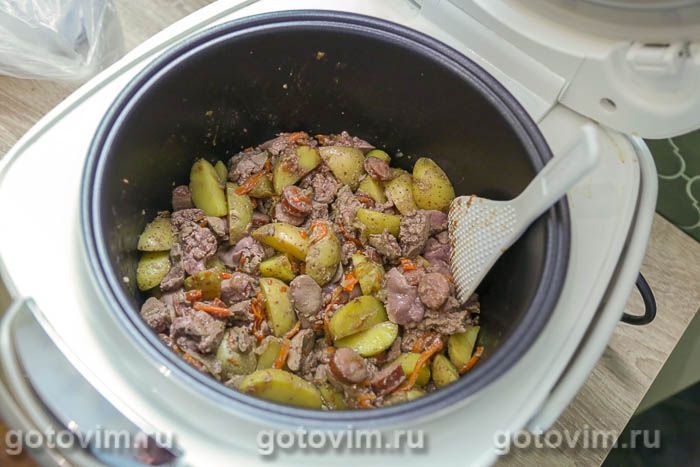 Поджарка из куриной печени с копчёными колбасками в мультиварке, Шаг 07