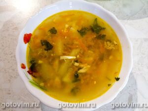 Куриный суп с овощами и вареным яйцом