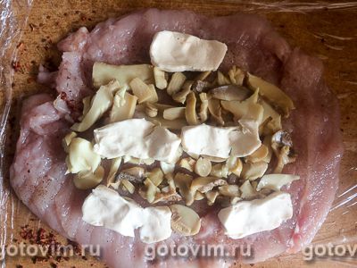 Куриный рулет с плавленым сыром и грибами, Шаг 05