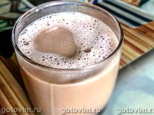Домашний кофе латте с пенкой из молока, груши и малинового сорбета