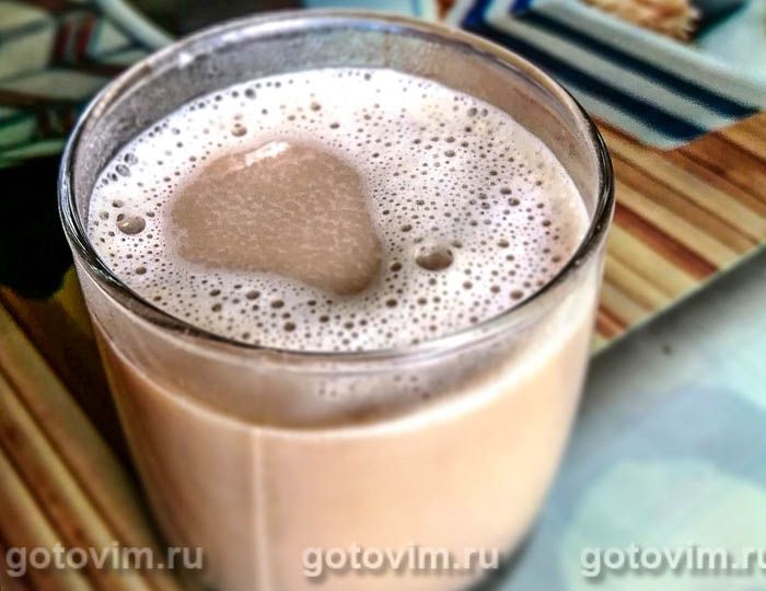 Домашний кофе латте с пенкой из молока, груши и малинового сорбета. Фотография рецепта